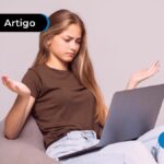 imagem de pessoa com computador olhando e ficando assustada