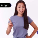 Jovem com expressão de dúvida apontando para o lado com o dedo indicador.