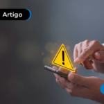 Pessoa segurando um celular