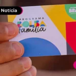 Pessoa segurando cartão do Programa Bolsa Família.