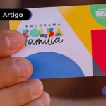 Mão segurando cartão do programa Bolsa Família.