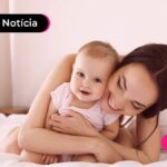 Pessoa abraçada com um bebê