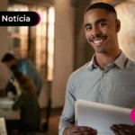 Pessoa sorrindo de camisa social