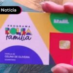 Pessoa segurando o cartão do Bolsa Família