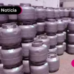 Botijões de gás empilhados.