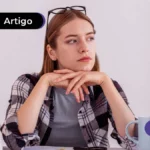 Jovem com expressão de dúvida e mão no queixo.