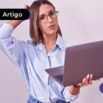 Jovem com cabelos curtos, mão na cabeça e expressão de dúvida.