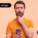 Pessoa com expressão de surpresa segurando um celular.
