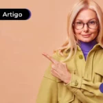 Pessoa de idade sorrindo apontando para o lado com o dedo indicador.