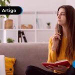 Jovem com expressão de dúvida.