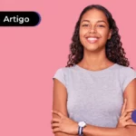 Menina sorridente conhecendo o auxilio brasil jovem