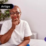Idosa negra pensando se quem não contribui tem direito a pensão por morte.