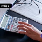 Pessoa utilizando a calculadora para saber a média de horas extras
