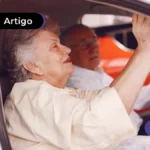 Dois idosos dentro do carro.