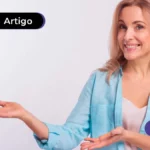 Pessoa vestindo blusa azul sorrindo.