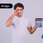 Pessoa pensativa com uma calculadora na mão