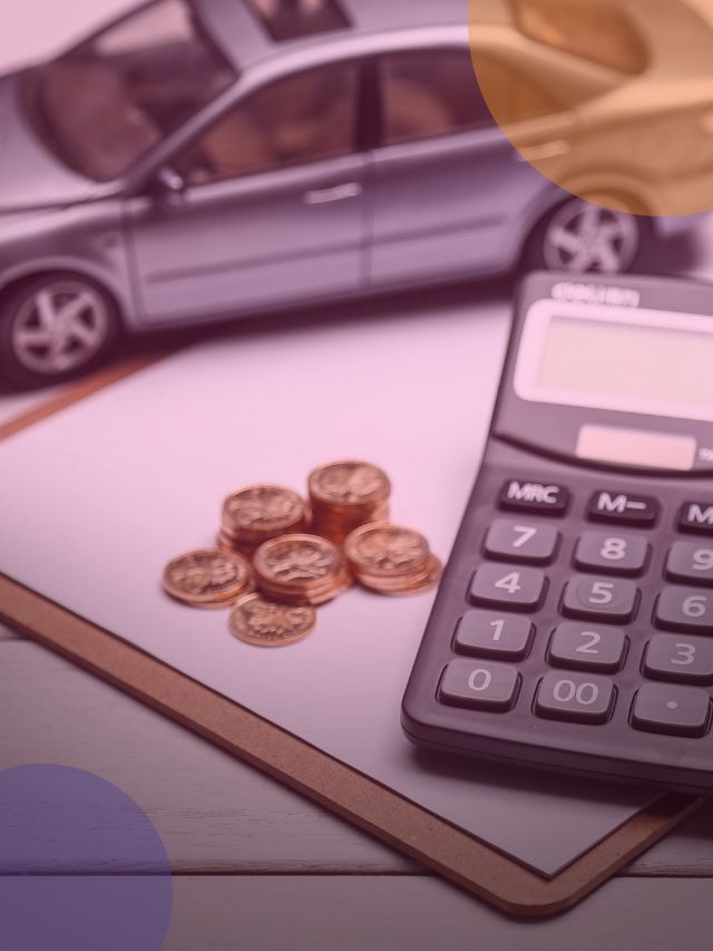 Miniatura de carro ao lado de calculadora e moedas.