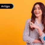 Imagem de pessoa jovem sorrindo apontando para a lateral