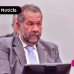 Pessoa de idade vestindo roupa social.