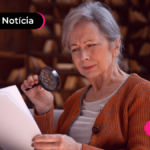 imagem de pessoa idosa olhando para papel