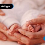 Mãos segurando os pés de um bebê