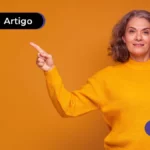 imagem de pessoa com roupa amarela apontando para a lateral