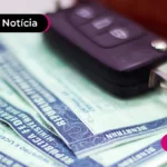 Imagem mostra chave de carro e carteira de motorista ao lado.