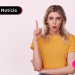 imagem de pessoa jovem apontando para cima com a mão