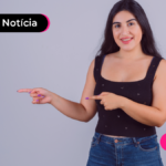 Imagem de pessoa jovem apontando para a lateral com as mãos