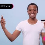 Imagem de pessoa feliz segurando um cartão