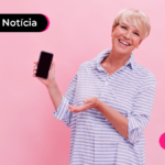 Imagem de pessoa idosa segurando celular feliz
