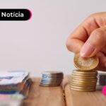 Imagem de pessoa empilhando moedas