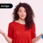 Jovem com expressão de dúvida usando uma blusa vermelha.
