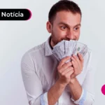 Jovem com expressão feliz segurando dinheiro.
