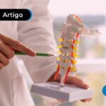 Imagem ilustra médico segurando aparelho de trabalho.