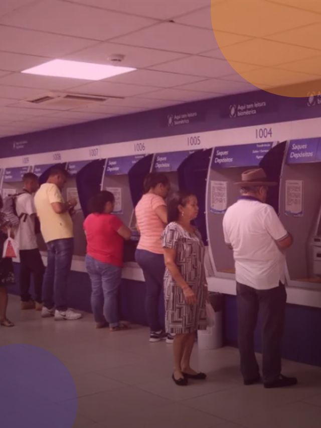 Pessoas sacando dinheiro em caixa eletrônico