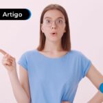 Jovem com expressão de dúvida apontando com o dedo indicador para o lado.