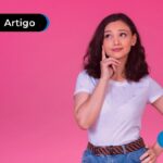Jovem com expressão de dúvida e mão na cintura.