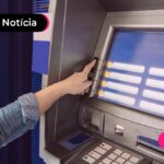 imagem de caixa eletrônico e pessoa clicando na biometria