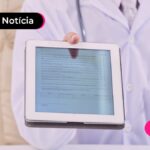 Imagem ilustra médico mostrando laudo para paciente.
