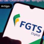 Pessoa segurando um celular com a página do FGTS digital