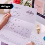 Pessoa segurando um boleto