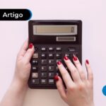 Imagem mostra mão segurando calculadora e tocando as teclas como se estivesse fazendo contas.