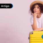 Imagem mostra jovem com mala amarela.