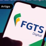 Imagem simula pessoa navegando no site do FGTS pelo celular.