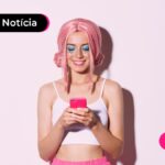 Imagem de pessoa feliz com fantasia para o carnaval olhando pra o celular