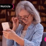 imagem de pessoa idosa mexendo no celular