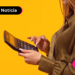 imagem de pessoa mexendo na calculadora