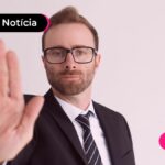 imagem de pessoa com terno com a mão para cima