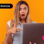 imagem de pessoa assustada olhando para tela do computador